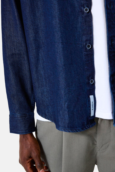 Chemise en denim bleu foncé à manches longues de Garcia, avec des boutons visibles et une étiquette de la marque.
