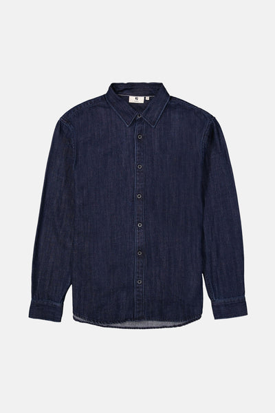 Chemise en denim bleu foncé de GARCIA, avec manches longues et fermeture boutonnée sur fond blanc.