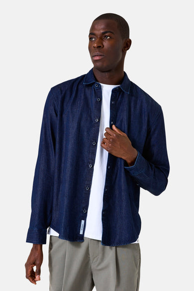 Donkerblauwe spijkerblouse met lange mouwen van GARCIA, gedragen over een wit T-shirt en een kaki broek.