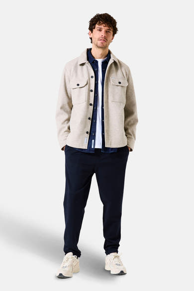 Beige overhemd met lange mouwen van GARCIA, gedragen met een marineblauw overhemd en een wit T-shirt.