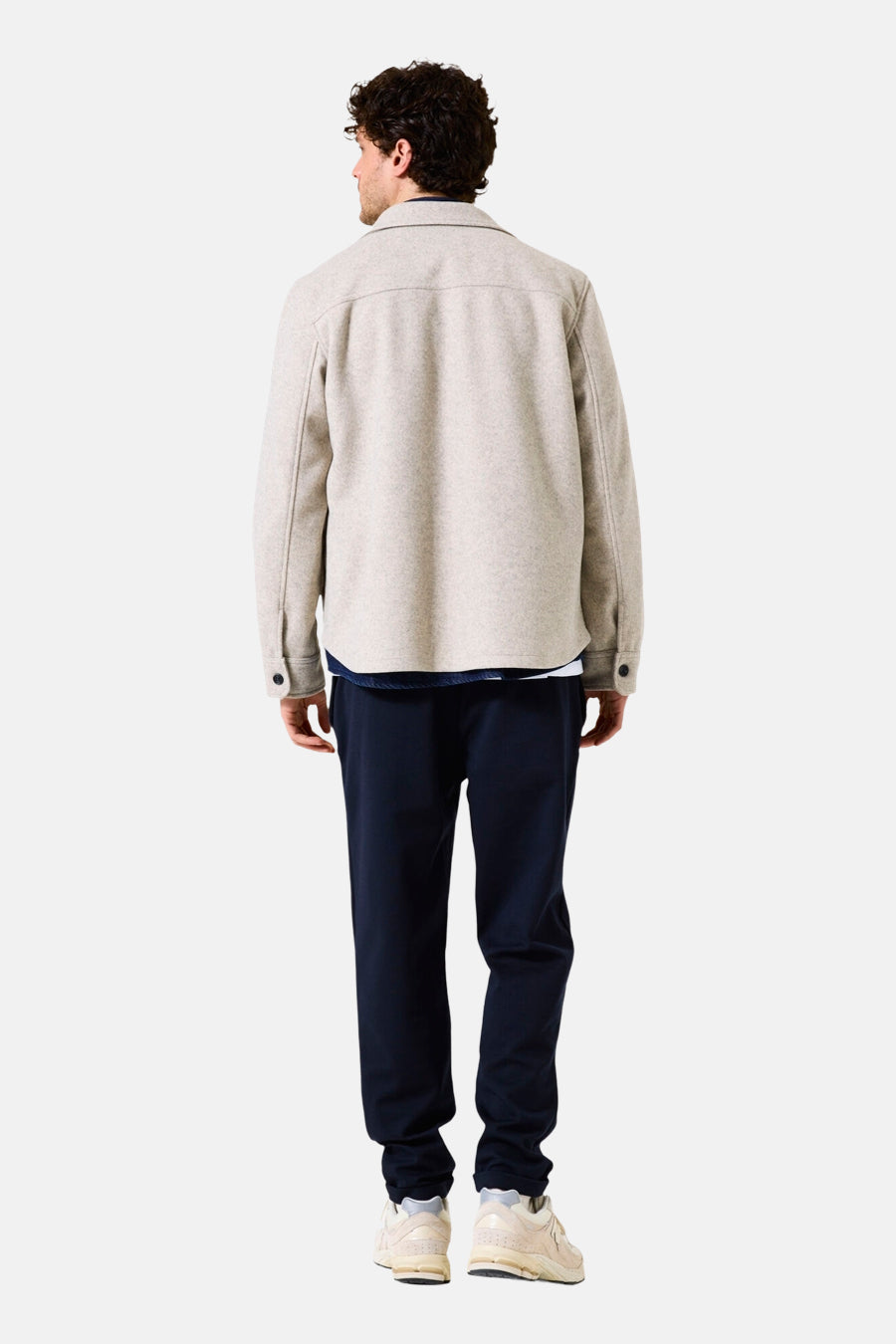 Beige overhemd met lange mouwen van GARCIA, achterkant, met marineblauwe broek en crèmekleurige schoenen.