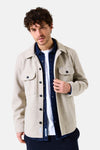 Beige overhemd met lange mouwen van GARCIA, gedragen over een wit T-shirt en een blauw spijkeroverhemd.