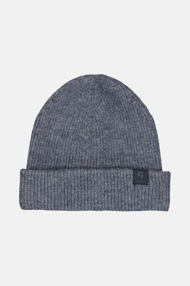 Bonnet bleu de GARCIA, en tricot côtelé avec un petit logo noir sur le bord.