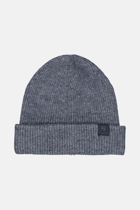 Bonnet bleu de GARCIA, en tricot côtelé avec un petit logo noir sur le bord.