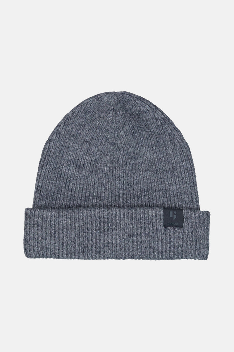 Bonnet bleu de GARCIA, en tricot côtelé avec un petit logo noir sur le bord.