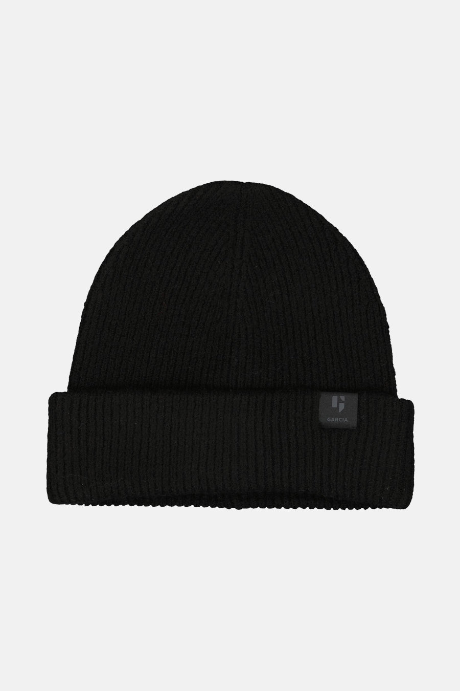 Zwarte gebreide muts van GARCIA, met een klein discreet vierkant logo op de rand.