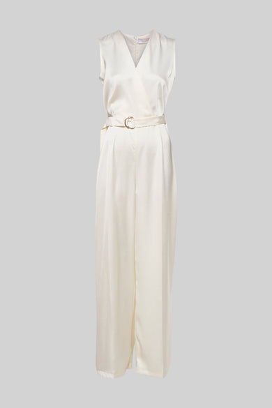 Beige jumpsuit van AMELIE ET AMELIE, met wikkelkraag, gespriemde riem en wijde pijpen.