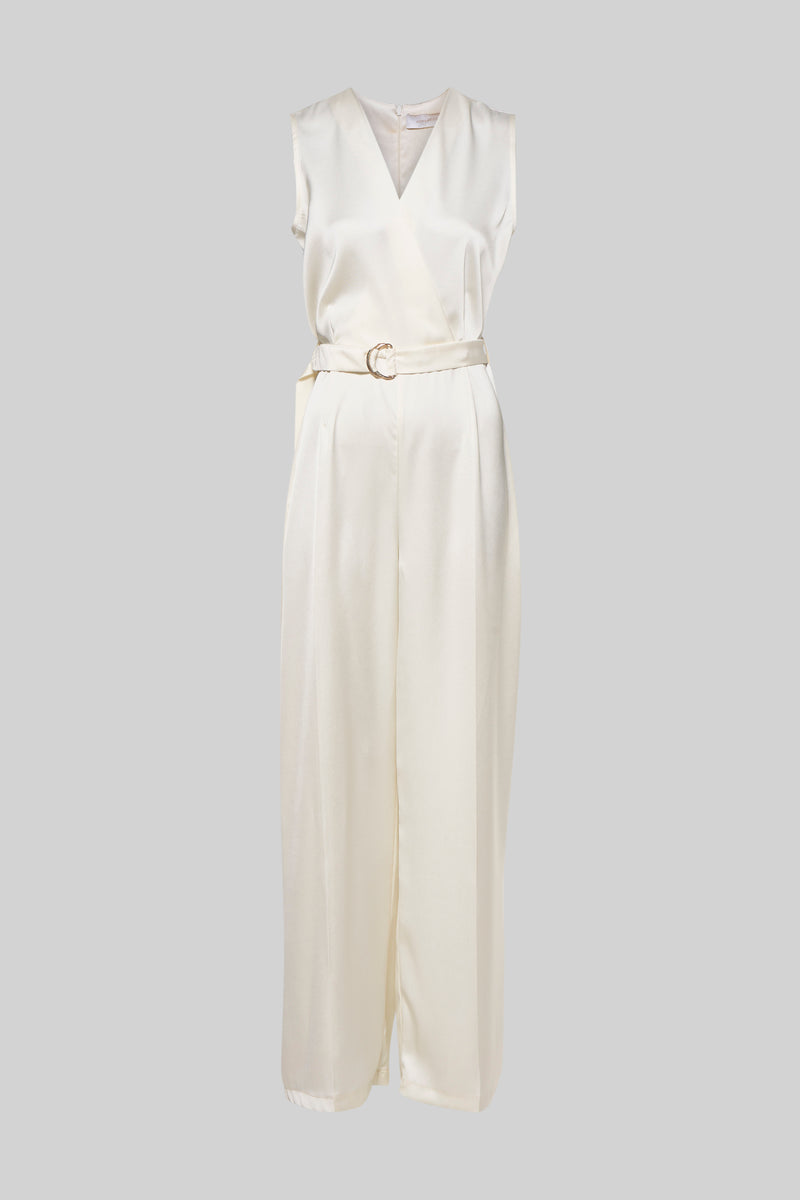 Beige jumpsuit van AMELIE ET AMELIE, met wikkelkraag, gespriemde riem en wijde pijpen.