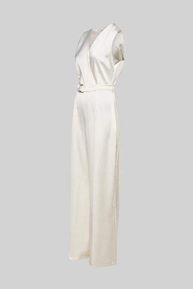 Beige satijnen jumpsuit van AMELIE ET AMELIE, met gouden gespsluiting en wijde pijpen.