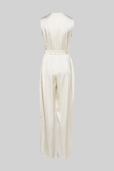 Beige jumpsuit van AMELIE ET AMELIE, losse pasvorm met riem en geplooide details, van achteren gezien.