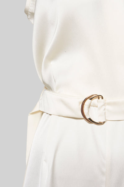 Combinaison beige de AMELIE ET AMELIE avec une ceinture à boucle dorée, en tissu lisse et fluide.
