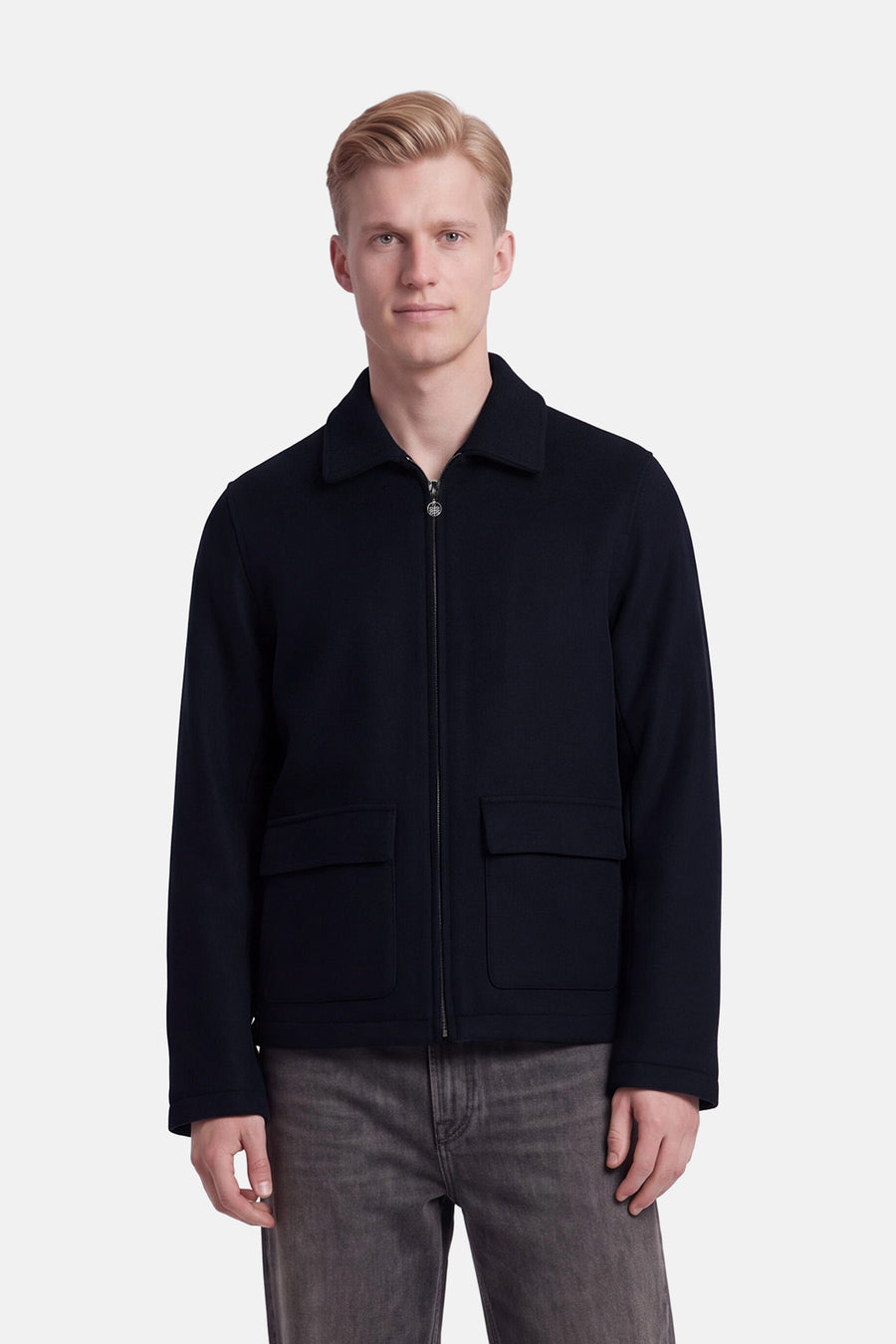 Veste courte bleu marine INDIGOLD portée par un mannequin, avec col chemise, fermeture zippée et deux poches à rabat.