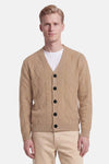 Gilet beige à motif losange et boutons noirs par INDIGOLD, porté avec t-shirt blanc et pantalon clair, vue de face