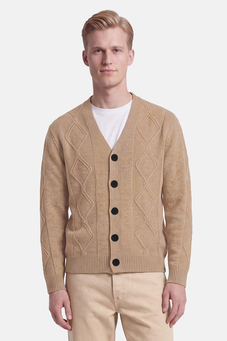 Gilet beige à motif losange et boutons noirs par INDIGOLD, porté avec t-shirt blanc et pantalon clair, vue de face