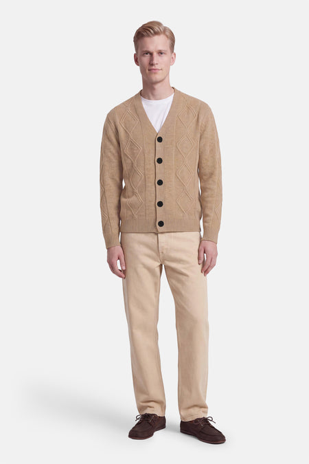 Gilet beige à motif losange et boutons noirs par INDIGOLD, porté avec pantalon beige et chaussures marron, vue de face