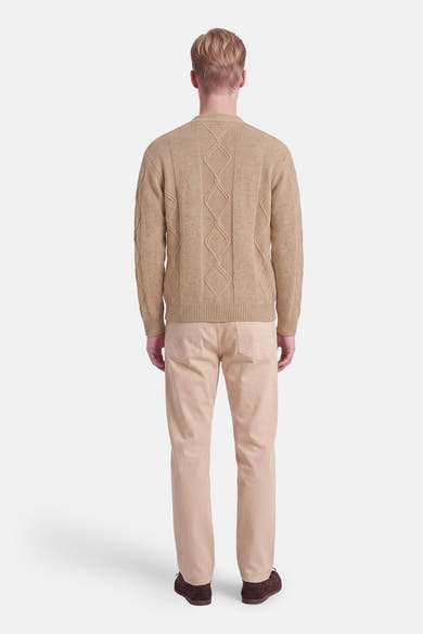 Gilet beige en tricot avec motif losange sur le dos, par INDIGOLD, porté avec pantalon beige et chaussures marron, vue arrière