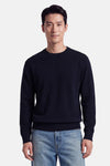 Pull col rond bleu marine de INDIGOLD, porté par un homme en jeans délavés, vue de face, coupe ajustée et finition côtelée aux manches et ourlet.