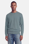 Pull col rond bleu clair de la marque INDIGOLD, en maille douce, porté avec un jean délavé, vue de face.
