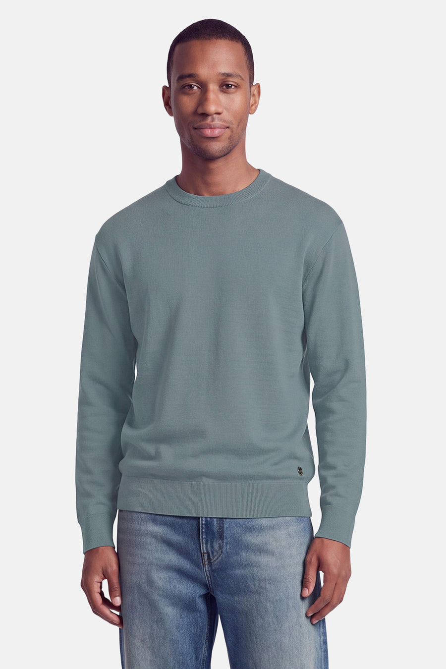 Pull col rond bleu clair de la marque INDIGOLD, en maille douce, porté avec un jean délavé, vue de face.
