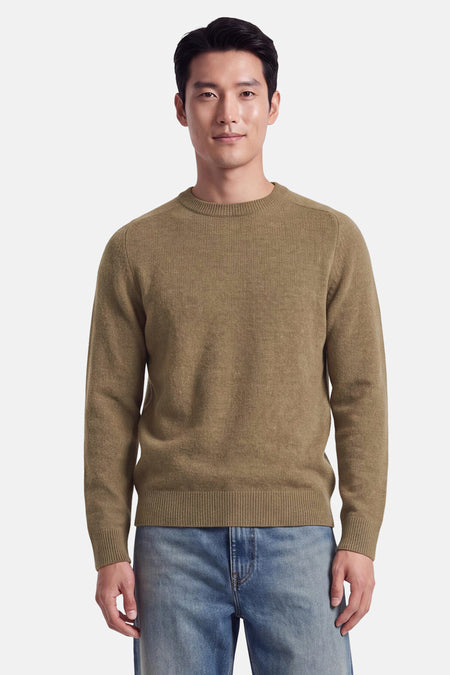 Pull col rond beige de INDIGOLD, tricot fin, manches longues, porté avec jeans délavés, vue de face