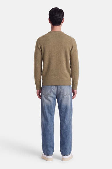 Pull col rond beige de INDIGOLD, vue dos, en maille fine, porté avec jeans délavés et baskets blanches