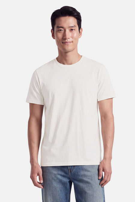 T-shirt blanc à manches courtes de coupe classique par INDIGOLD, porté avec jeans délavés, vue frontale sur fond clair
