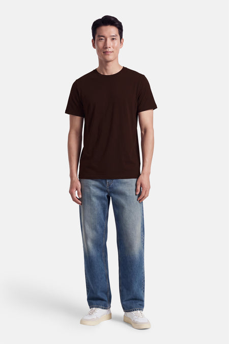 T-shirt brun à manches courtes de INDIGOLD, coupe classique, porté avec jeans délavés et baskets blanches, vue frontale.
