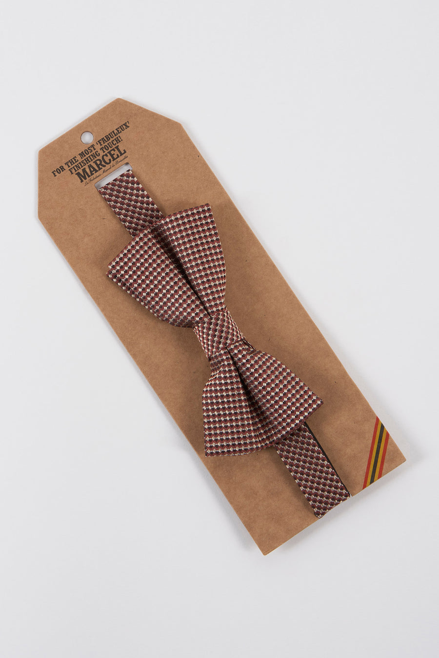 Paarse vlinderdas van Le Fabuleux Marcel de Bruxelles, met bordeauxrode en beige geruite patroon.