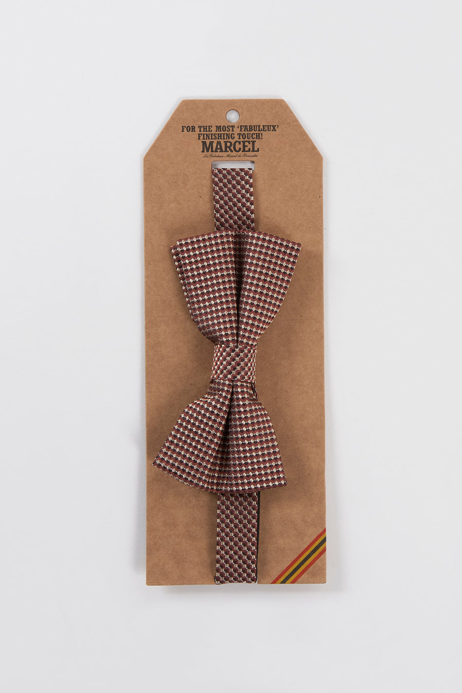 Paarse vlinderdas geweven door Le Fabuleux Marcel de Bruxelles, bordeauxrood en beige geruit patroon, op zijn kartonnen verpakking.