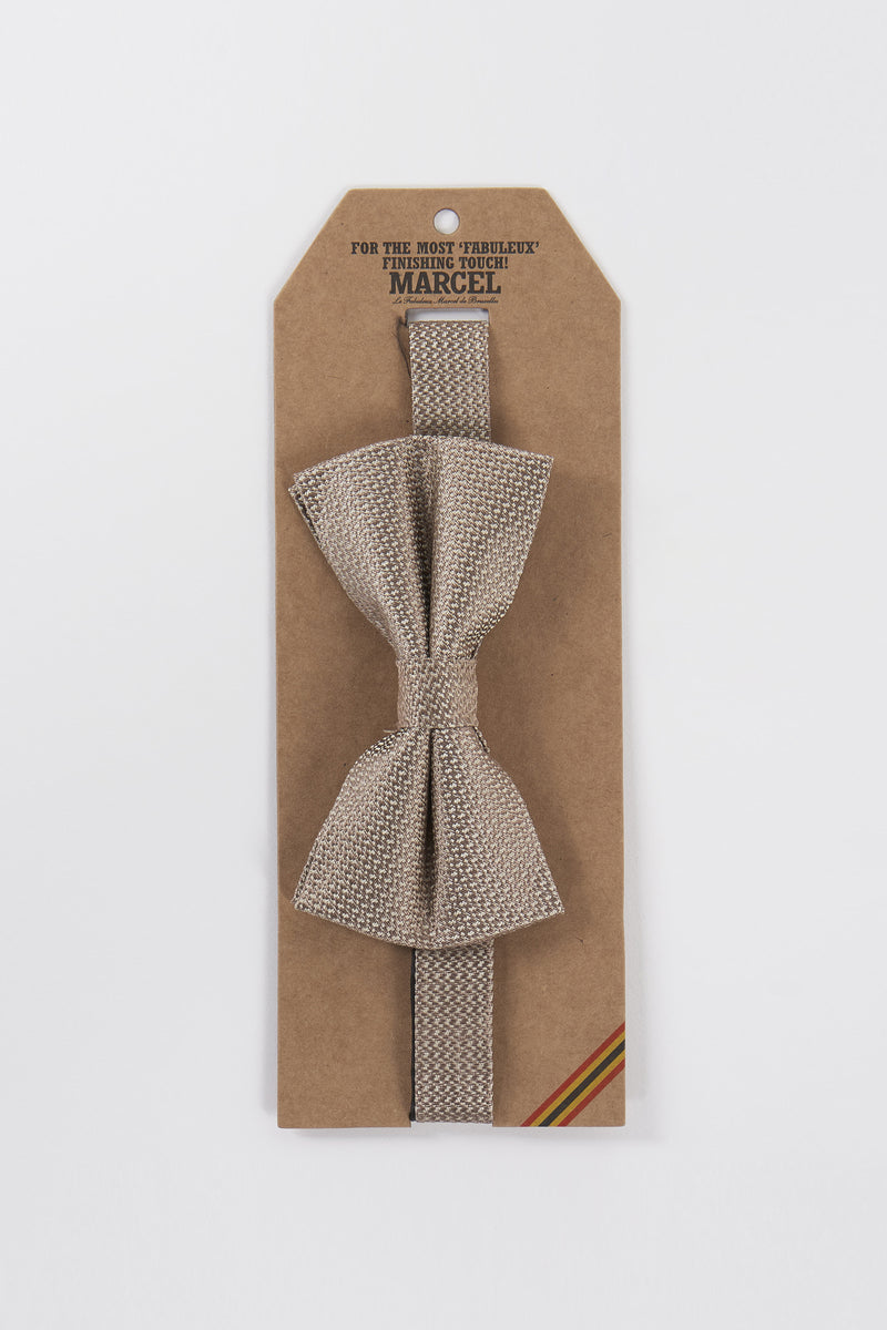 Nœud papillon marron, de Le Fabuleux Marcel de Bruxelles, sur son carton de présentation.
