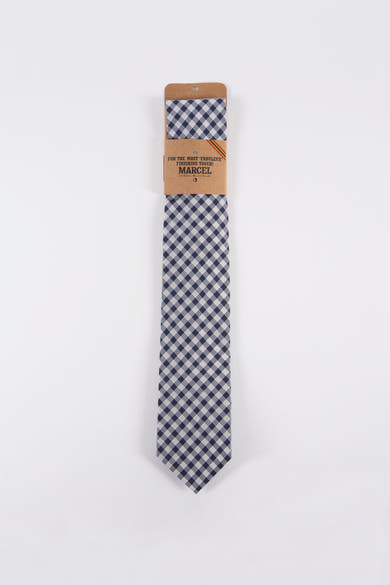 Cravate bleue à carreaux par Le Fabuleux Marcel de Bruxelles, présentée sur fond blanc.

