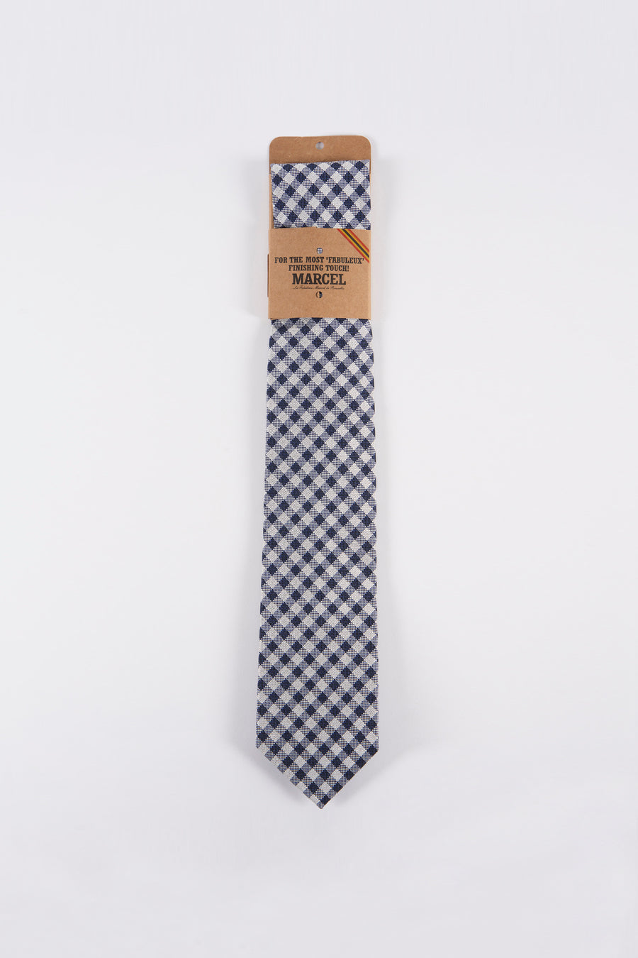 Cravate bleue à carreaux par Le Fabuleux Marcel de Bruxelles, présentée sur fond blanc.
