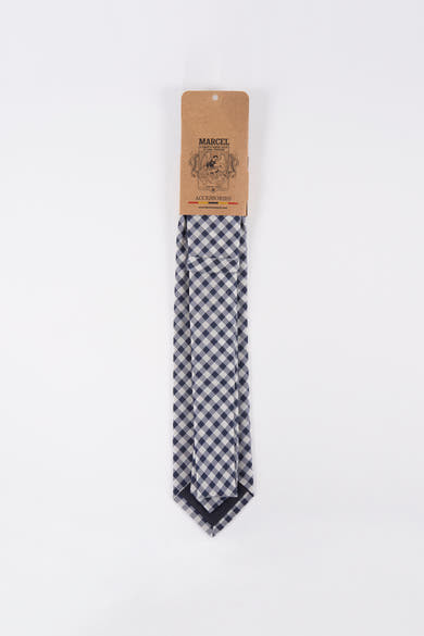 Cravate bleue à carreaux de Le Fabuleux Marcel de Bruxelles, avec emballage cartonné.