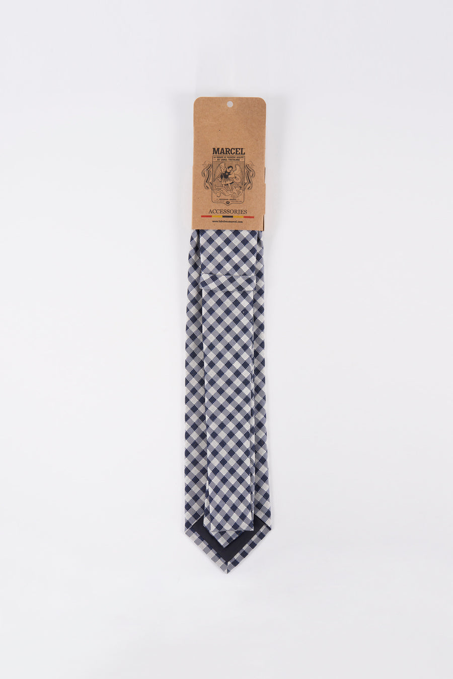 Cravate bleue à carreaux de Le Fabuleux Marcel de Bruxelles, avec emballage cartonné.
