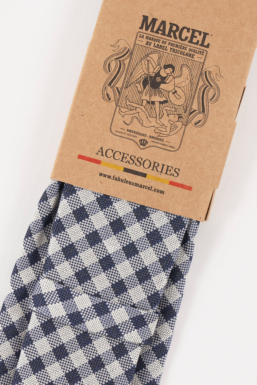 Cravate bleue à carreaux de Le Fabuleux Marcel de Bruxelles, motif vichy, en tissu texturé.
