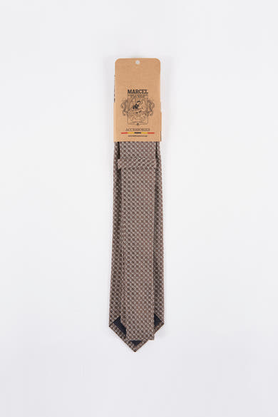 Cravate marron à motifs, de Le Fabuleux Marcel de Bruxelles, présentée sur son emballage cartonné.
