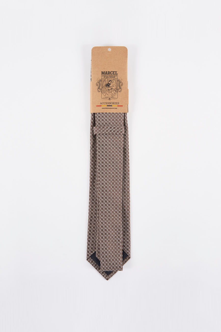Cravate marron à motifs, de Le Fabuleux Marcel de Bruxelles, présentée sur son emballage cartonné.
