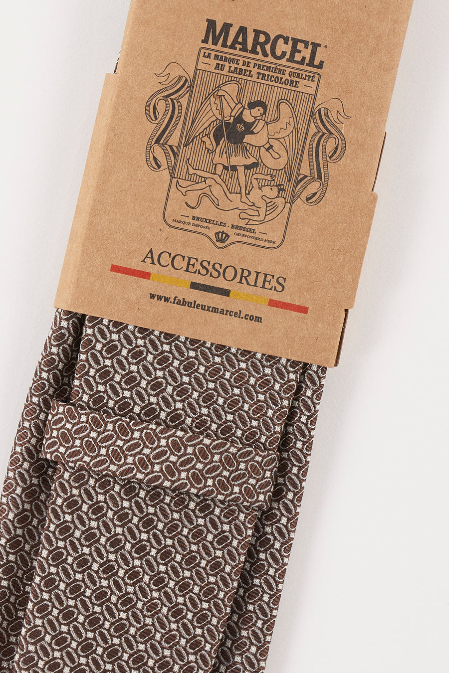 Cravate marron à motifs, de Le Fabuleux Marcel de Bruxelles, avec une texture subtile et un design original.
