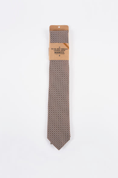 Cravate marron à motifs géométriques van Le Fabuleux Marcel de Bruxelles, présentée sur fond blanc.
