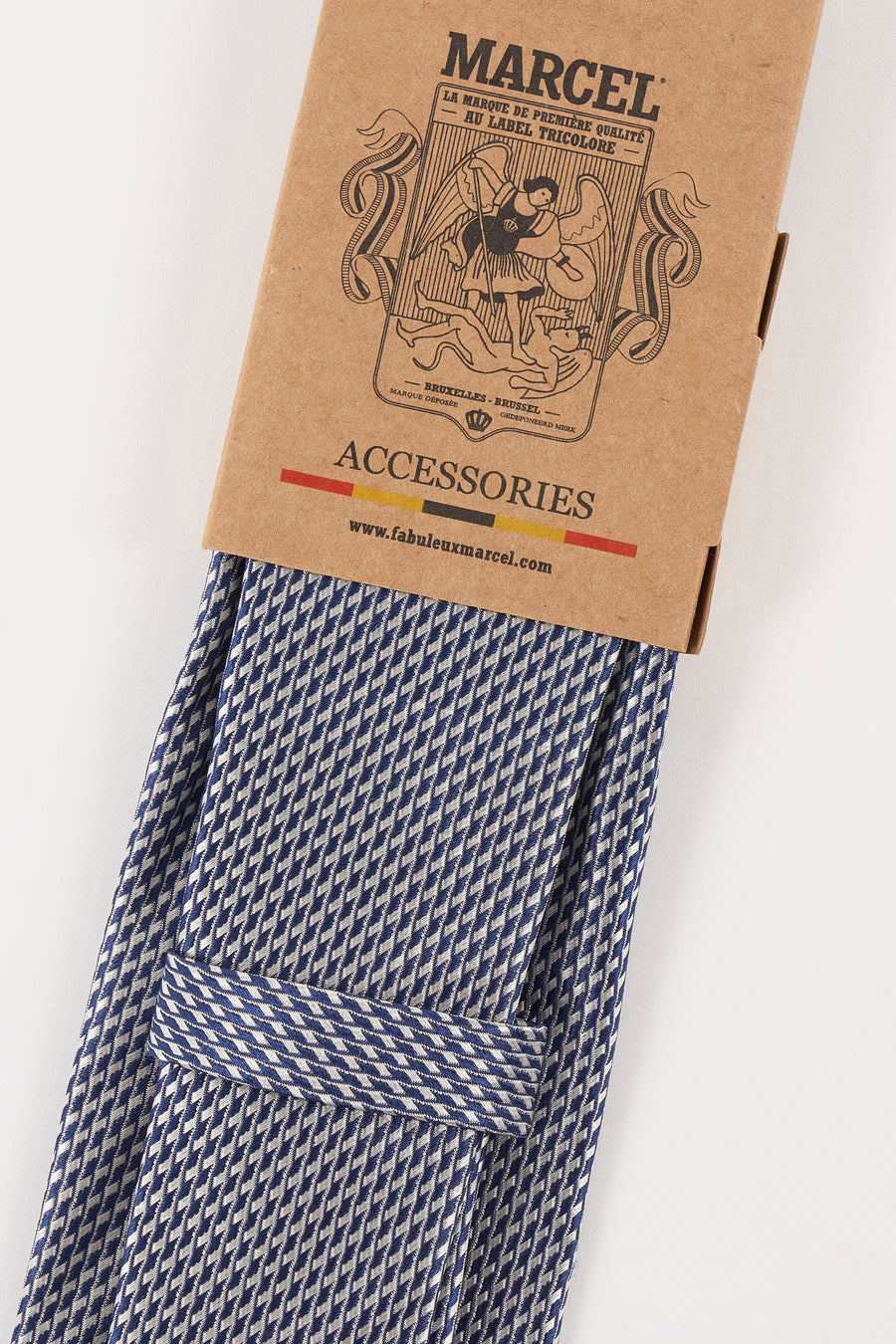 Blauwe pied-de-poule stropdas van Le Fabuleux Marcel de Bruxelles, gepresenteerd op de kartonnen verpakking.