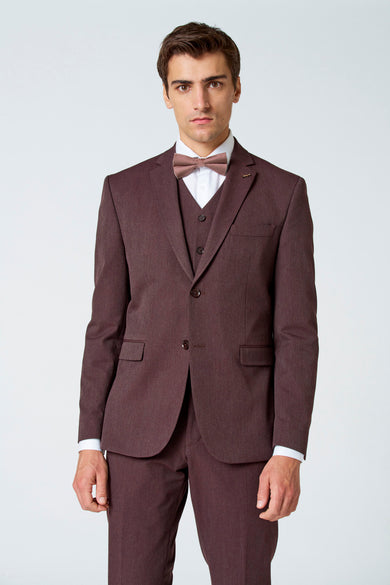 Blazer marron par Le Fabuleux Marcel de Bruxelles, avec gilet assorti et nœud papillon à carreaux.