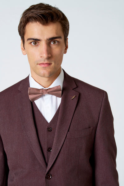 Bruine blazer van Le Fabuleux Marcel de Bruxelles met vest, geruite vlinderdas en gouden broche.
