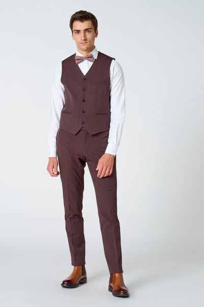Pantalon de costume brun de Le Fabuleux Marcel de Bruxelles, porté avec un veston assorti, une chemise blanche et des chaussures marrons.