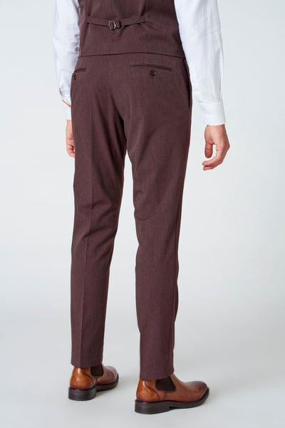 Pantalon de costume brun par Le Fabuleux Marcel de Bruxelles, avec poches arrière boutonnées, porté avec des chaussures marron.