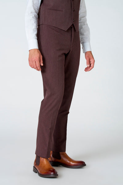 Pantalon de costume brun de Le Fabuleux Marcel de Bruxelles, porté avec une chemise blanche et des bottines en cuir marron.