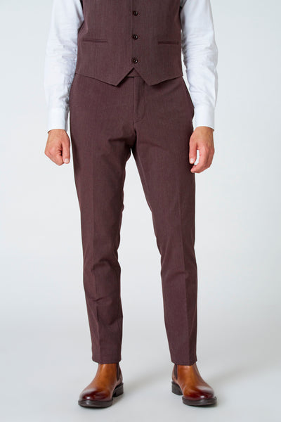 Pantalon de costume brun par Le Fabuleux Marcel de Bruxelles, porté avec un gilet et des chaussures en cuir marron.