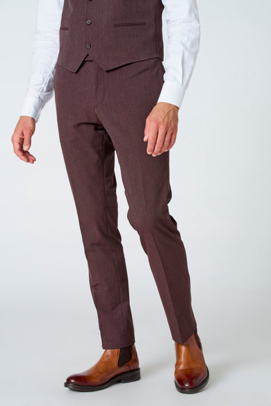 Pantalon de costume brun de Le Fabuleux Marcel de Bruxelles, porté avec une chemise blanche et des bottines marron.