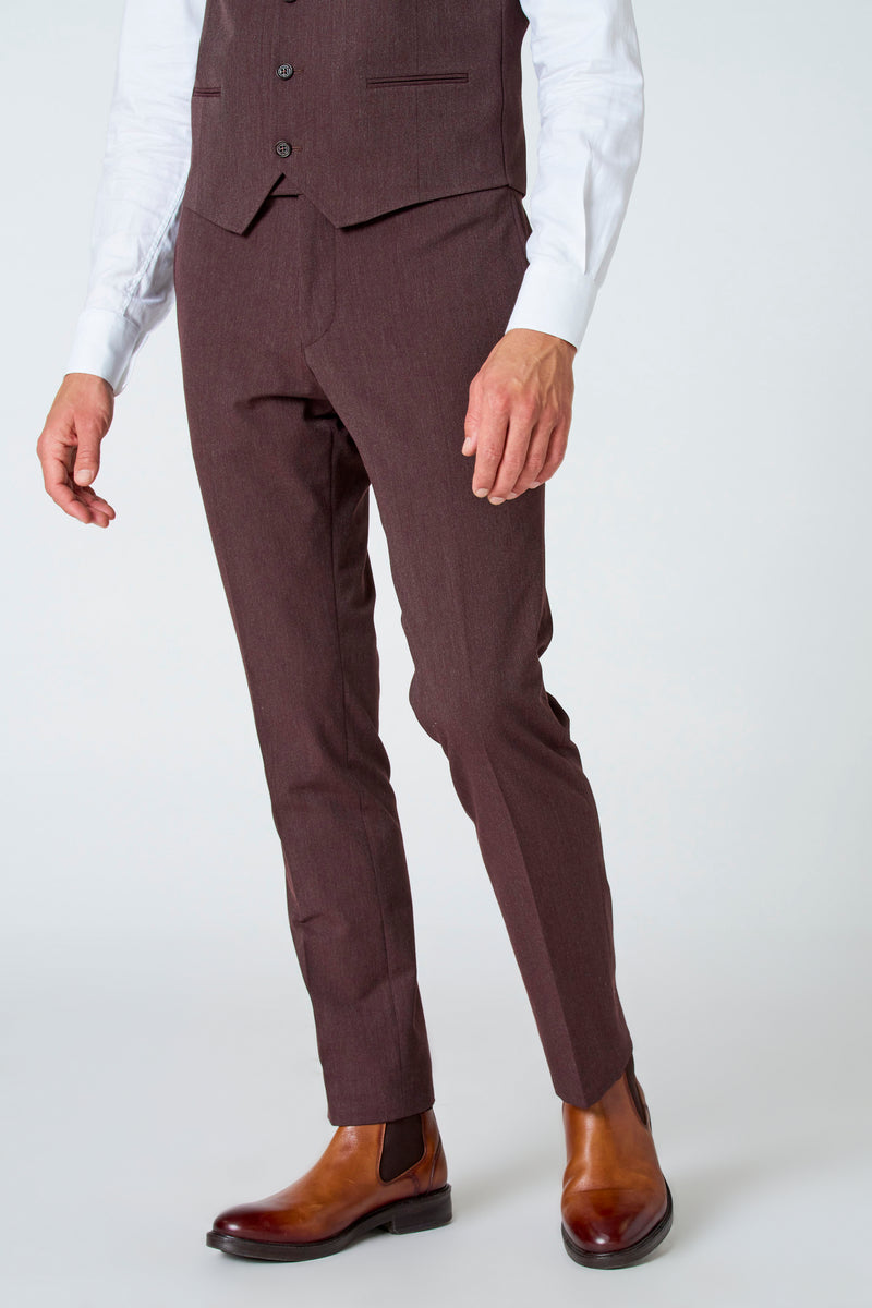 Pantalon de costume brun de Le Fabuleux Marcel de Bruxelles, porté avec une chemise blanche et des bottines marron.