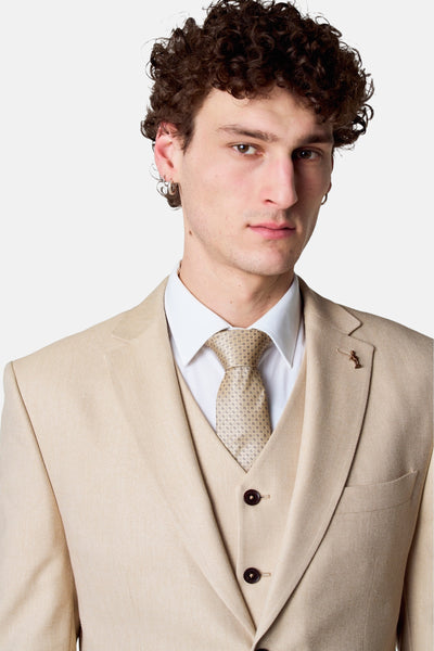 Beige blazer van Le Fabuleux Marcel uit Brussel met ingesneden revers en decoratieve knoop.