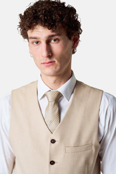 Beige blazer van Le Fabuleux Marcel uit Brussel, gedragen met een wit overhemd en een bedrukte stropdas.